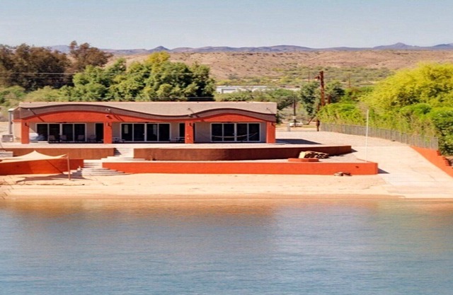 Este hogar personalizado, privado, frente al río es uno de los mejores disponibles en el río