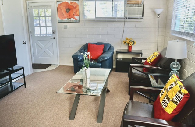 This fourplex is a 1 bedroom(s), 1 bathrooms, located in Salt Lake City, UT.