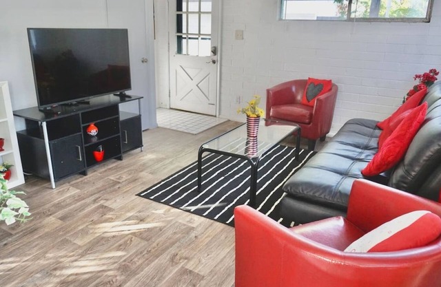 This fourplex is a 1 bedroom(s), 1 bathrooms, located in Salt Lake City, UT.