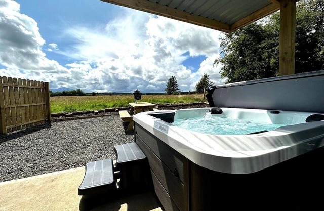 This dome house is a 1 bedroom(s), 1 bathrooms, located in Causeway Coast and Glens, Northern Ireland.