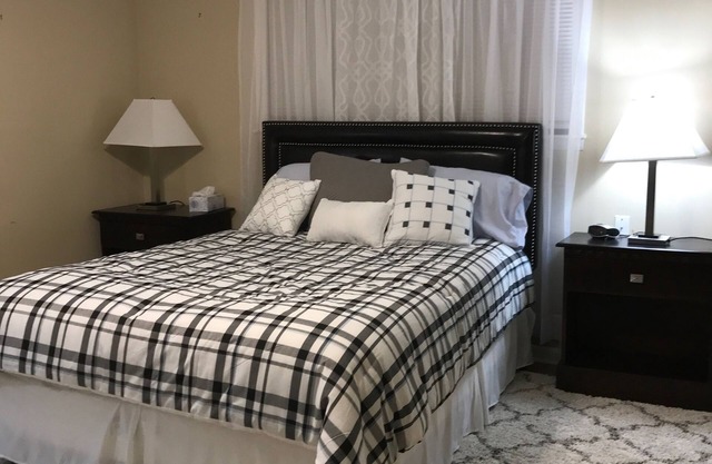 Toda esta casa está literalmente a cinco minutos a pie de Elvis Presley Graceland