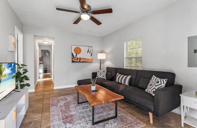 This house is a 2 bedroom(s), 1 bathrooms, located in Jacksonville, FL.