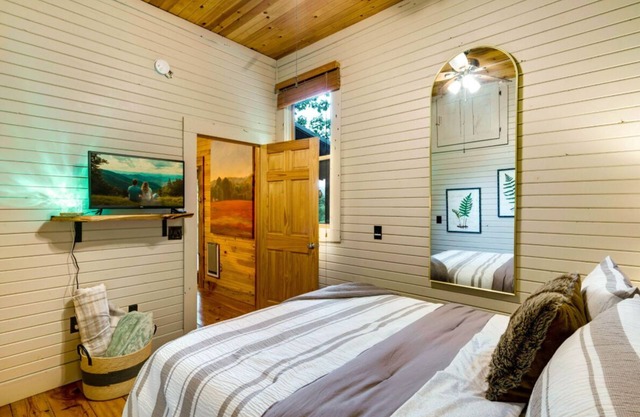 !Skyline LOVER'S Retreat! Sprawling Mtn Views! Hottub! Passion Suite!