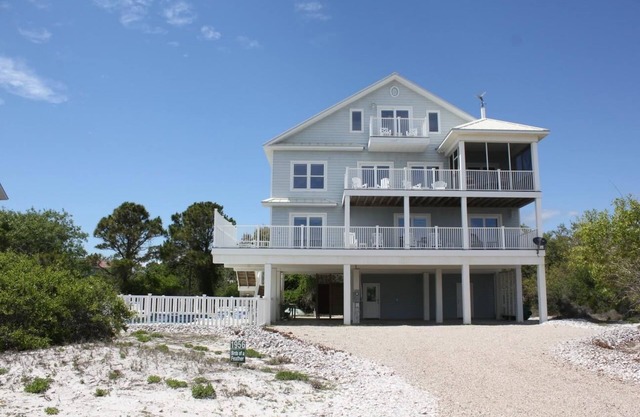 Esta espléndida casa cuenta con 4 master suites encantadoras y una zona de nivel superior total para los niños.