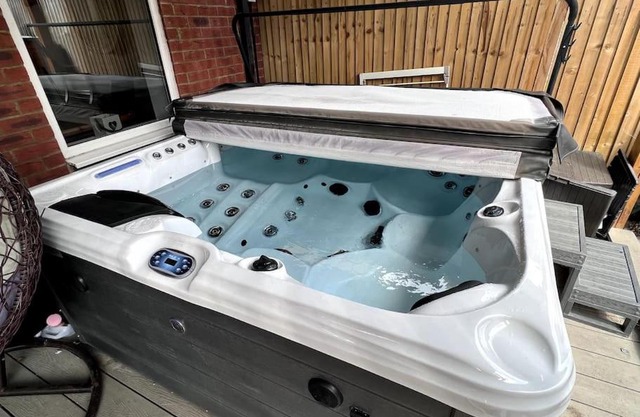 Thistle House - hot tub, parking