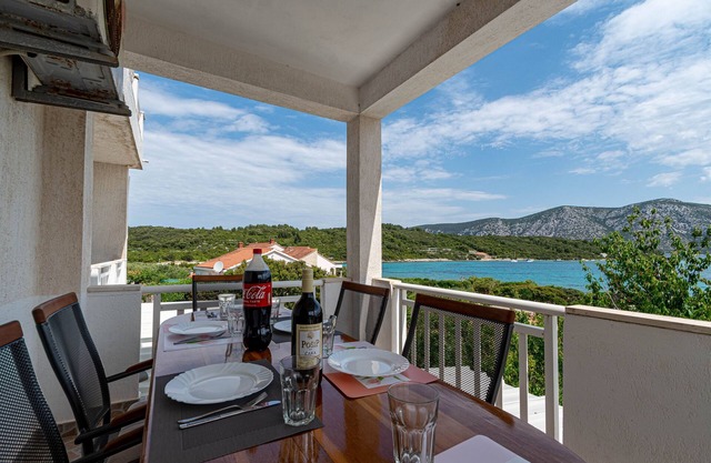 Apartamento de tres habitaciones en la playa Kneza, Korcula (A-10168-c)