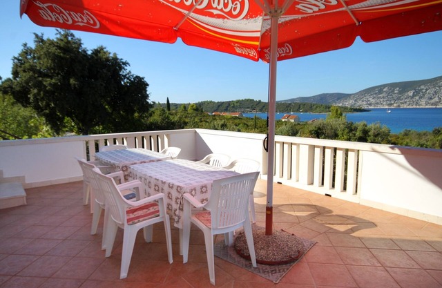 Apartamento de tres habitaciones con terraza y vista al mar Kneza, Korcula (A-9269-a)