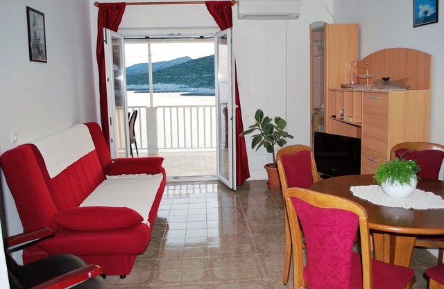 Apartamento de tres habitaciones en la playa Zavalatica, Korcula (A-182-a)