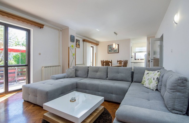 Apartamento de tres habitaciones con una terraza Cepic, Sredisnja Istra (A-11636-a)