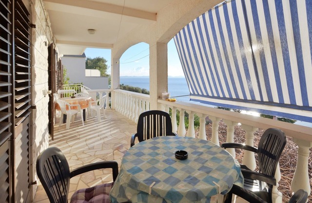 Apartamento de tres habitaciones con terraza y vista al mar Zavalatica, Korcula (A-14204-a)