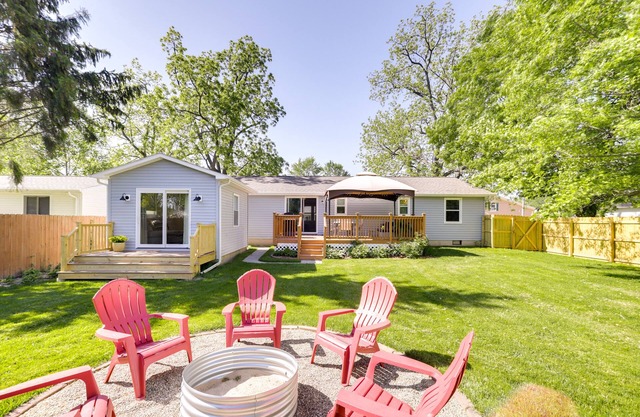 Three Oaks Home w/ Guest House - 8 Mi to Beach!