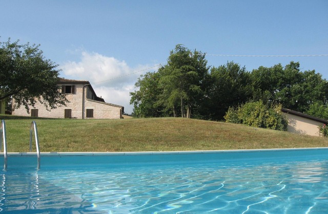 Apartamento de tres habitaciones en una casa de campo con piscina y restaurante en casa en Acqualagna