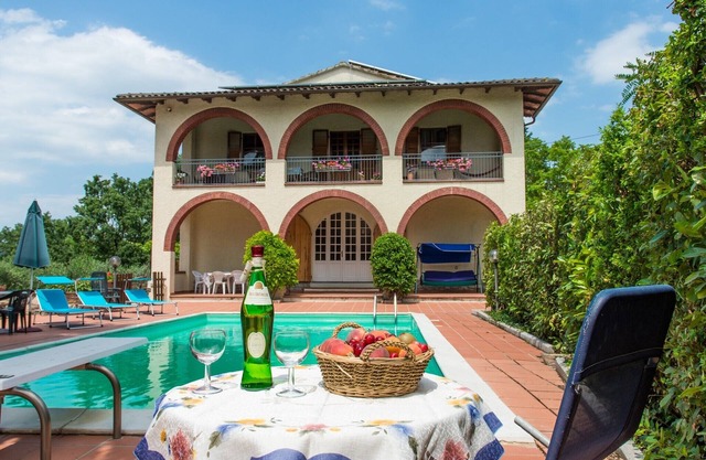Disfrute de un merecido descanso en nuestra acogedora casa en el bosque.
