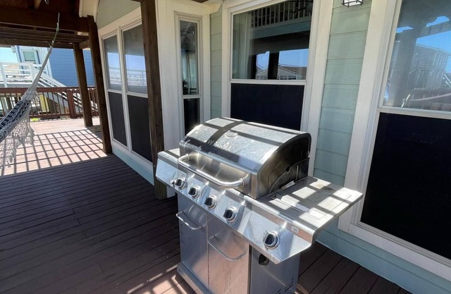 Tiki Paradise Water Front Home - 360° Oasis. Direct water access. Pet Friendly
