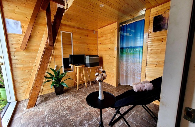 # 1 cabina-baño interior privado, microondas y TV