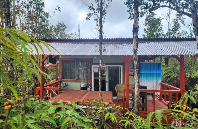 tiny home 6 w/ private hot tub surrounded by nature near Volcano National Park