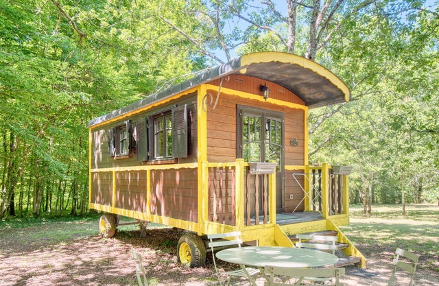 Tiny Home 'La Roulotte Jaune' con jardín privado, balcón y Wi-Fi