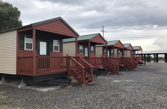 Cabinas y embarcadero "Isla Delacroix, Louisiana"