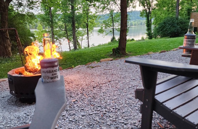 Tiny house on Ohio River cozy, relaxing, peaceful, fishing, kayaking, w/ hot tub