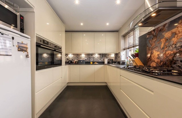 This is a beautiful 3 bedroom house in Fareham. Free parking on the driveway and Dog are welcome.