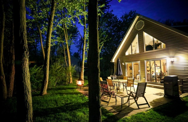 TLC By the Lake-Cozy wooded cottage 4 millas N de la ciudad, ideal para familias