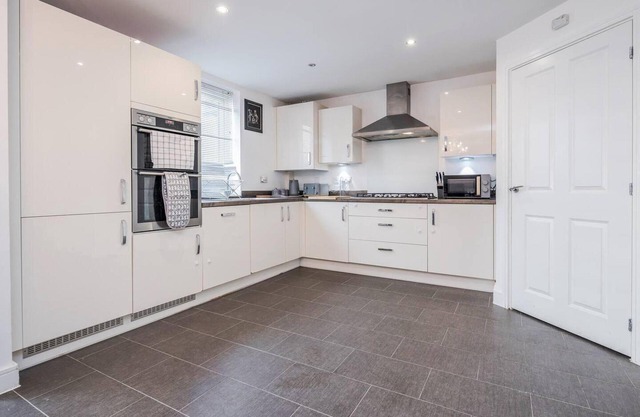 tms Cheerful 5bdr House! Thurrock! Free Parking!