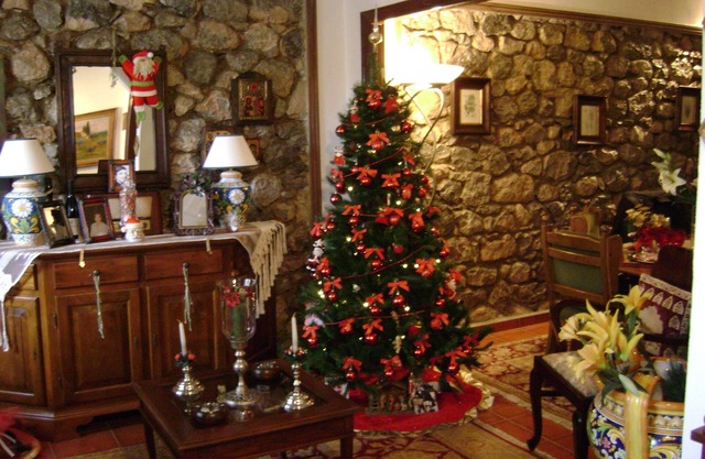 A καταλυμα ονομαζετε STONE HOUSE και μπορει καποιος να το επισκεφτει μεσω