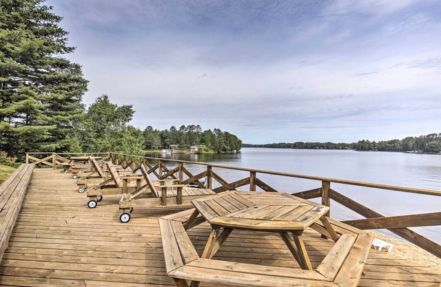 Tomahawk Cottage w/ Fire Pit & Lake Access!