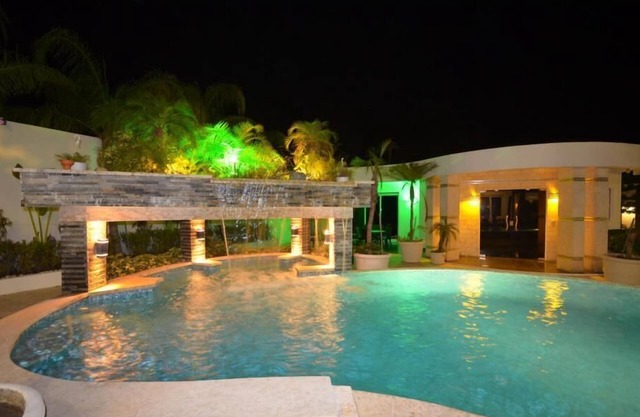 Villa de lujo de primera clase con piscina en el corazón de Sosua, 7 dormitorios / 7 baños