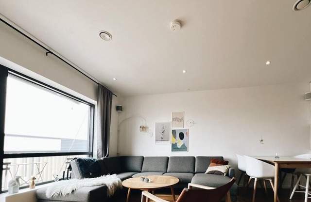 Top-Floor 2-BR APT w/balcony