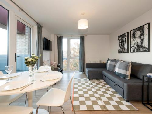 Top Floor Apartment 2 Mins to Train Station, Near London Museum