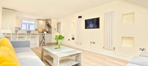 Top Floor Flat 5 Northwood