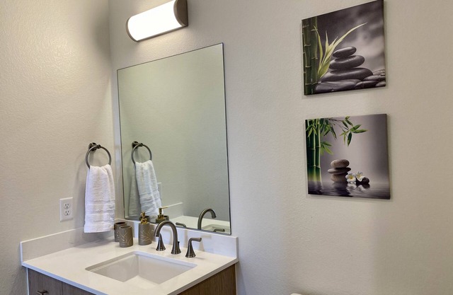 Top Floor Modern 2 Bed 2 Bath - Mountain Views