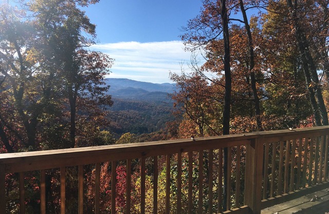 * Vista a la montaña * Bañera de hidromasaje * Cabaña en el bosque *