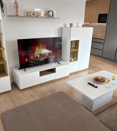 Topoľčianska Apartment Bratislava - Free Garage Parking & 10min Tram to Center