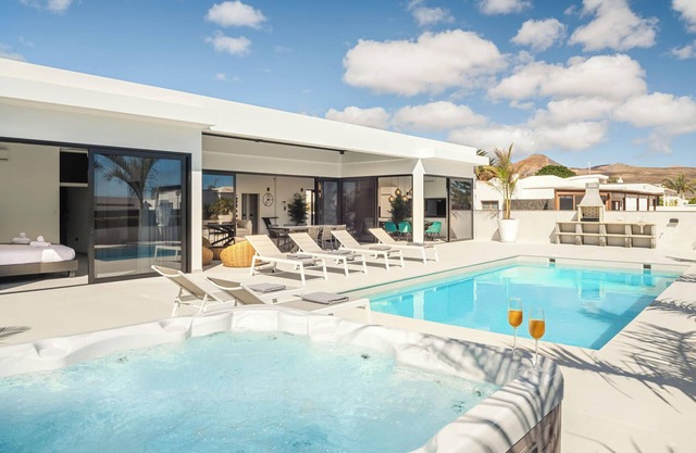 Toro 2 | Lujo y elegancia se unen en esta moderna villa de 4 dormitorios