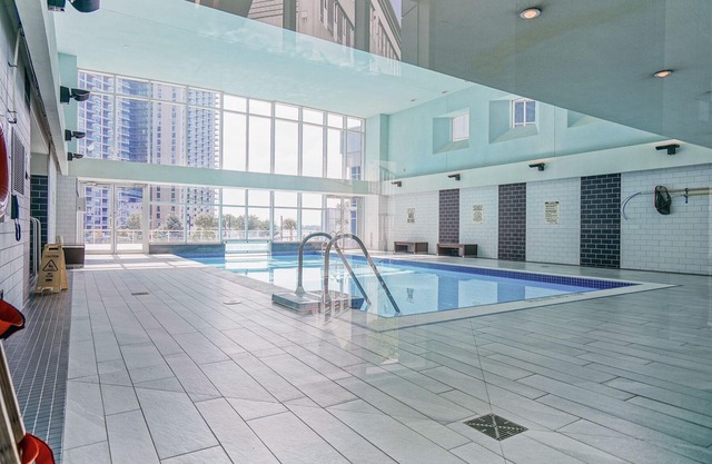 Toronto DT waterfront lakeview unit, minute walk to CN Tower, Convention Center,