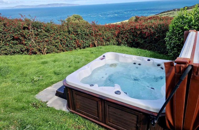 Torr Lodge- luxury log cabin with private hot tub!
