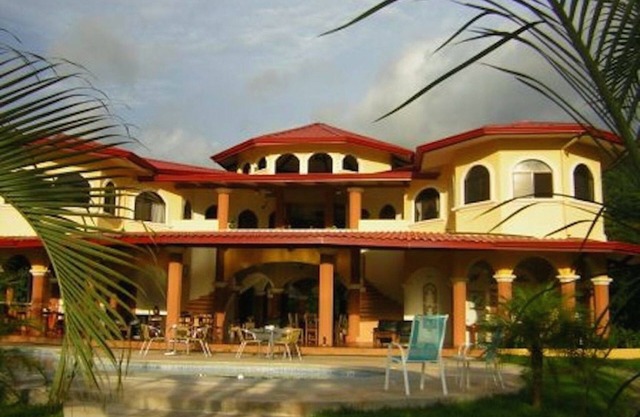 Tucanes, montañas y cascadas! Jungle Villa w / personal completo.