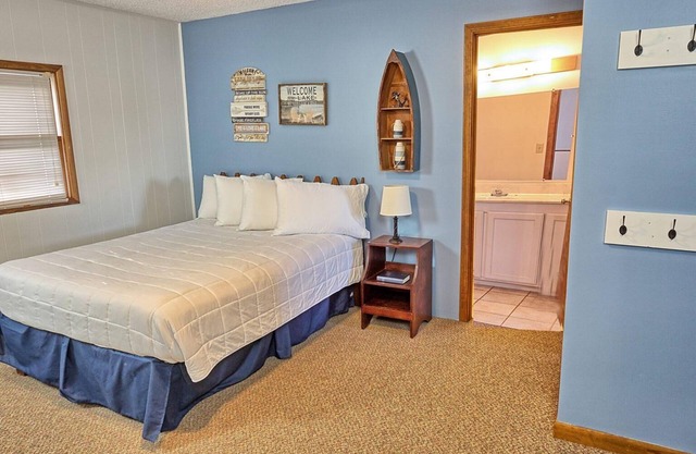 Townhouses 3 & 5 (Sleeps 1-10) - Offer a Full Size Kitchen/Sitting Area, 2 Full size bathrooms with tub/shower units, 3 Queen beds, 1 twin bed, 2 Full Beds.