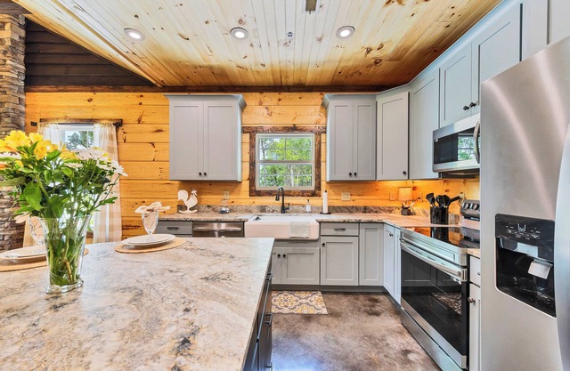 Townsend - River's Cabin - 2 bedroom - Sleeps 8