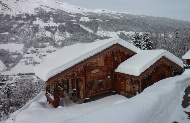 Estudio con vista panorámica en chalet de madera.