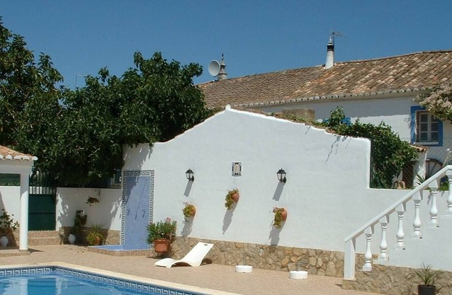 Apartamento tradicional en una hermosa parcela con piscina cerca del mar.