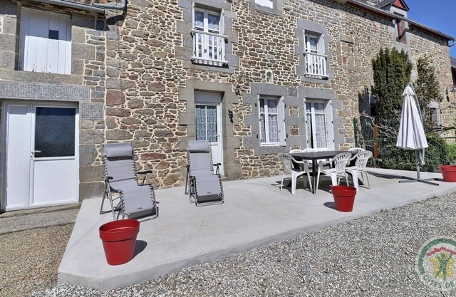 Traditional house on enclosed grounds 10 km from Combourg