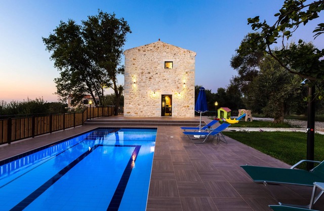 Villa tradicional de piedra con piscina privada, vistas espectaculares, privacidad.