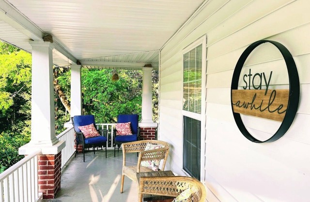 Trail's Bend Farmhouse-Bike,Hike,Float,Sip