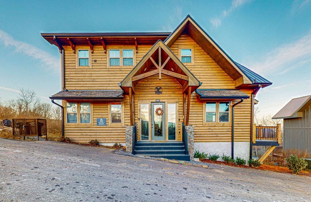 Tranquil cabin w/ indoor pool, hot tub, woodland views + free attraction tickets