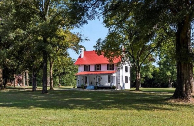 Charming 4 bedroom updated farmhouse with AC and WiFi on 11 Acres 2 Owner Suites