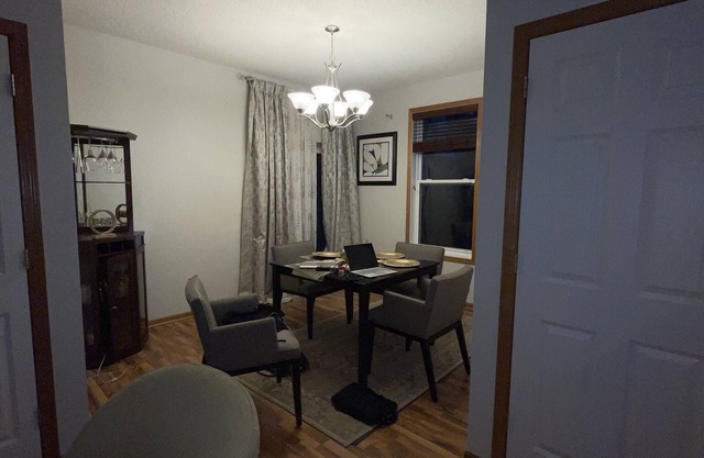 Tranquil Haven: Spacious- 2 bd 3ba home. 15 minutes from Downtown Minneapolis!