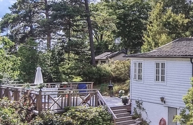 Tranquil hillside cabin with easy access to nature & city. Stockholms län